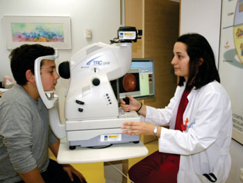Imagen: El Dr. Empar Lurbe Ferrer realizando un examen del fondo de ojo (Fotografía cortesía del Hospital General de Valencia).