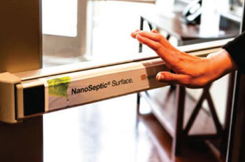 Imagen: Una manija de una puerta recubierta con la superficie NanoSeptic (Fotografía cortesía de NanoTouch Materials).