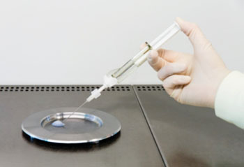 Imagen: Implante de colágeno líquido inyectado con una jeringa especial (Fotografía cortesía de Fraunhofer IGB).