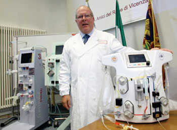 Imagen: El Dr. Claudio Ronco y la máquina de diálisis CARPEDIEM (Fotografía cortesía del Hospital San Bortolo).