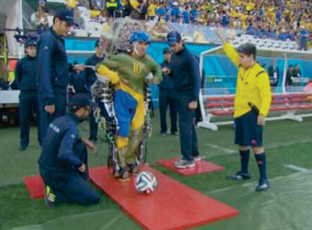 Imagen: Juliano Pinto da la primera patada en la Copa Mundo FIFA 2014 (Fotografía cortesía del Proyecto Camine Nuevamente  (Walk Again Project) vía Twitter).