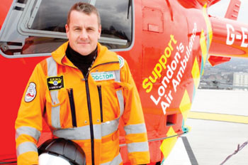 Imagen: Dr. Gareth Davies, Director médico de LAA (foto: cortesía de London Air Ambulance).