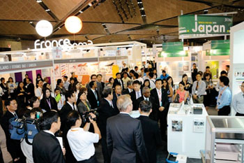 Imagen: Pabellones de Japón y Francia en Medical Fair Asia 2014 (Foto cortesía de Medical Fair Asia).