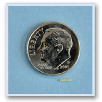 Imagen: El tapón para el punto lacrimal de dexametasona debajo de una moneda de los EUA de 17,9 mm (Fotografía cortesía de Ocular Therapeutix).