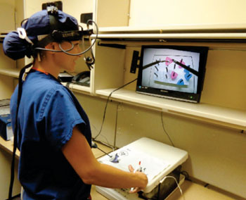 Imagen: La medición de la velocidad del ojo sacádico durante las pruebas laparoscópicas simuladas (Fotografía cortesía de la Universidad de Granada).