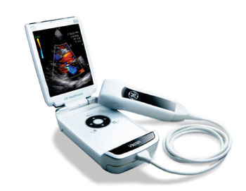 Imagen: El dispositivo de mano para ultrasonido Vscan (Fotografía cortesía de GE Healthcare). Imagen: El dispositivo de mano para ultrasonido Vscan (Fotografía cortesía de GE Healthcare).