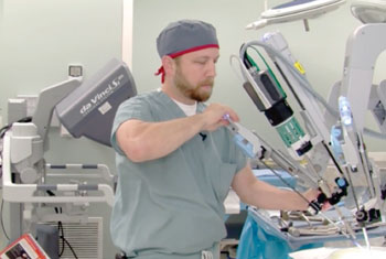 Imagen: El Dr. Abie Mendelsohn manipulando el Sistema robótico quirúrgico da Vinci (Fotografía cortesía de la UCLA).