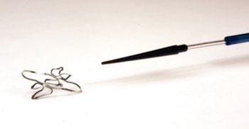 Imagen: El Acoplador de Rox es un implante del tamaño de un clip para papeles, que se inserta entre la arteria y la vena que van por la parte superior del muslo, para crear una anastomosis parcial (Fotografía cortesía de Rox Medical).