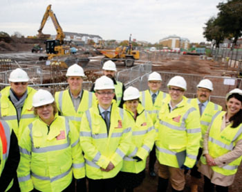 Imagen: Trabajadores de la construcción construyendo el Centro para La Investigación en Imagenología Cerebral de la Universidad de Cardiff (Fotografía cortesía de la Universidad de Cardiff).