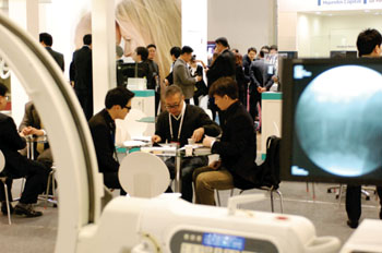 Imagen B: Una escena de la 31ª Exposición Internacional de Equipo Médico & Hospitalario de Corea (Fotografía cortesía de KIMES).