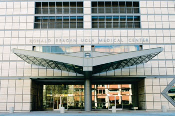 Imagen: El Centro Médico Ronald Reagan de la UCLA (Fotografía cortesía de UCLA Health).