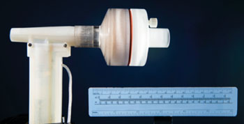 Imagen: El generador de óxido nítrico en línea (NO) (Fotografía cortesía de Brian Wilson, Departamento de Fotografía MGH).