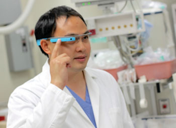 Imagen: El residente de toxicología, el Dr. Peter Chai usando Google Glass (Fotografía cortesía de la Universidad de Massachusetts).