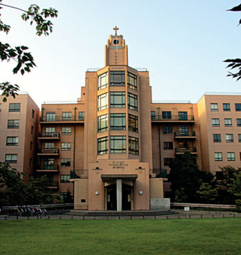 Imagen: La entrada principal al Hospital Internacional de San Lucas (Fotografía cortesía de Jay Starkey/Wikimedia).