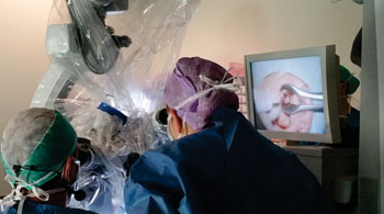 Imagen: El procedimiento de estapedotomía UMC Utrecht se emite en 3D usando soluciones de video Polycom (Fotografía cortesía de Polycom).