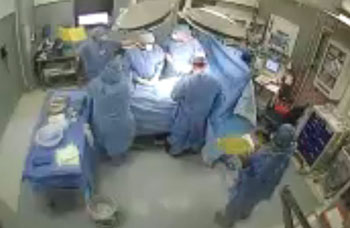 Imagen: Una cámara de ángulo amplio mostrando la imagen borrosa de la SC y el uso de la lista de chequeo de seguridad quirúrgica amarilla (Fotografía cortesía del Sistema de Salud LIJ-North Shore).