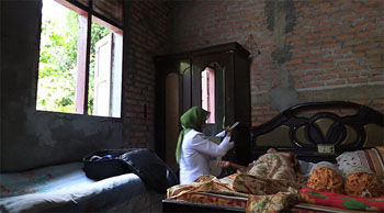 Imagen: Una partera de Indonesia comunicándose con el servicio de telesalud MOM (Fotografía cortesía de Royal Philips).