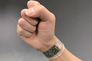 Imagen: El sensor de sudor en un prototipo de pulsera plástica flexible (Fotografía cortesía de Wei Gao et al., Nature).