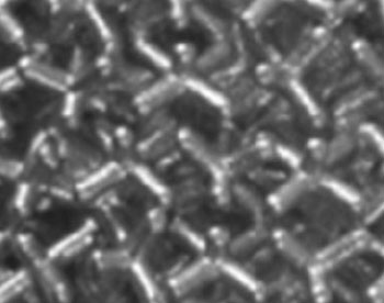 Imagen: Una vista de tritanium bajo un microscopio electrónico de barrido (Fotografía cortesía de Stryker).
