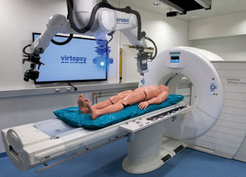 Imagen: El sistema robótico Virtobot realiza varias tareas, junto con un escaneo de TC para producir documentación de la superficie, de alta resolución en 3D y permite la obtención de muestras de tejido postmortem, guiada por tomografía computarizada (Fotografía cortesía de la RSNA). Imagen: El sistema robótico Virtobot realiza varias tareas, junto con un escaneo de TC para producir documentación de la superficie, de alta resolución en 3D y permite la obtención de muestras de tejido postmortem, guiada por tomografía computarizada (Fotografía cortesía de la RSNA).