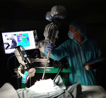 Imagen: El robot quirúrgico autónomo STAR (Fotografía cortesía del Sistema Nacional de Salud de Niños).