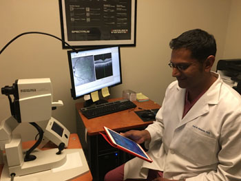 Imagen: El Dr. Anil Shivaram prepara  una cirugía de cataratas en su  iPad (Fotografía cortesía de IBM).
