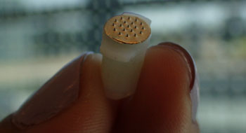 Imagen: El sistema de monitorización de medicamentos con un biosensor optofluídico-microagujas (Fotografía cortesía de la UBC).