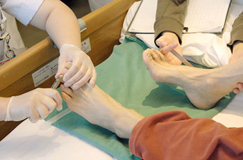 Imagen: Cuidado profesional del pie diabético (Fotografía cortesía de TCH).