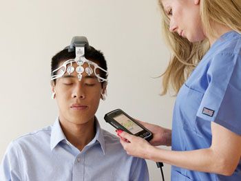 Imagen: El dispositivo BrainScope Ahead 300 mide el EEG en los puntos de atención (Fotografía cortesía de BrainScope).