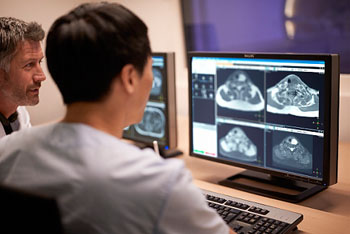 Imagen: Unos médicos usando el Philips Ingenia MR-RT para la planificación de un tratamiento (Fotografía cortesía de Royal Philips). Imagen: Unos médicos usando el Philips Ingenia MR-RT para la planificación de un tratamiento (Fotografía cortesía de Royal Philips).