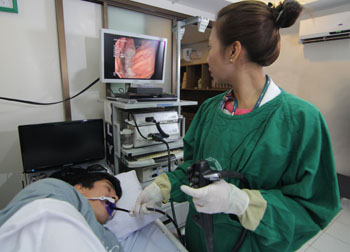 Imagen: Un sencillo examen de las heces permite reducir la necesidad de hacer una endoscopia (Fotografía cortesía del Centro Médico de la Universidad de Utrecht).