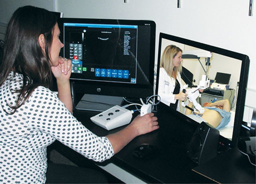 Imagen: El estudio mostró que la ecografía telerobótica podría permitirles a los ecografistas y radiólogos la realización de exámenes a distancia (Fotografía cortesía de la RSNA). Imagen: El estudio mostró que la ecografía telerobótica podría permitirles a los ecografistas y radiólogos la realización de exámenes a distancia (Fotografía cortesía de la RSNA).