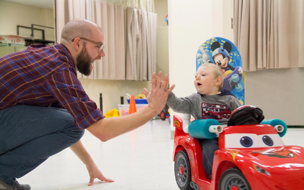 Imagen: Un niño que usa un carro Sit-to-Stand Go Baby Go para moverse (Fotografía cortesía de la Universidad Estatal de Oregon).