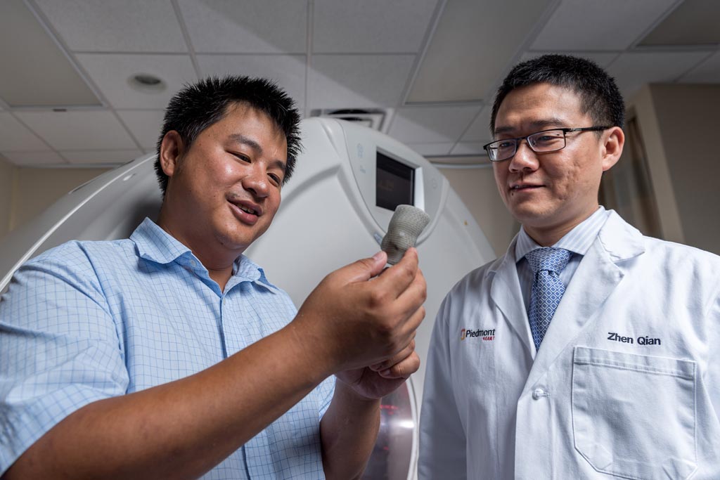 Imagen: Kan Wang, un investigador postdoctoral en Georgia Tech, y Zhen Qian, jefe de investigación de imágenes cardiovasculares en el Instituto del Corazón Piedmont, inspeccionan una válvula cardíaca impresa (Fotografía cortesía de Rob Felt, Georgia Tech). Imagen: Kan Wang, un investigador postdoctoral en Georgia Tech, y Zhen Qian, jefe de investigación de imágenes cardiovasculares en el Instituto del Corazón Piedmont, inspeccionan una válvula cardíaca impresa (Fotografía cortesía de Rob Felt, Georgia Tech).