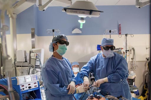 Imagen: El profesor Andriole (D) realizando cirugía en un paciente con cáncer de próstata (Fotografía cortesía de la WUSTL).