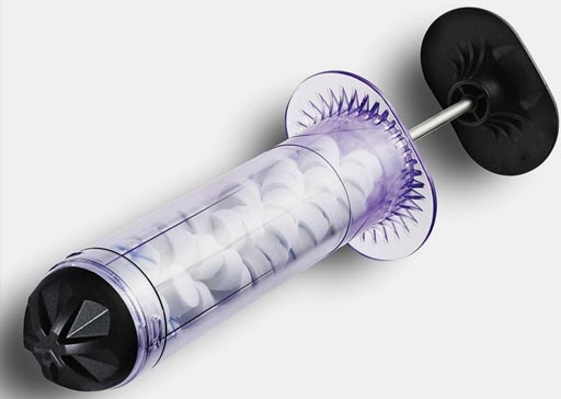 Imagen: El dispositivo XSTAT-30 inyecta esponjas en forma de bolitas para facilitar la hemostasia (Fotografía cortesía de RevMedx).