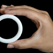 Imagen: El anillo anticonceptivo reutilizable Annovera (Fotografía cortesía de Hallie Easley/Population Council).