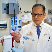 Imagen: El autor principal, el Dr. Henry Wang, sosteniendo un tubo laríngeo (Fotografía cortesía de Rob Cahill/UTHSCSA).
