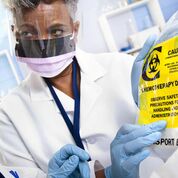 Imagen: Muchas enfermeras de oncología toman las precauciones necesarias al manejar la quimioterapia (Fotografía cortesía de U-M).