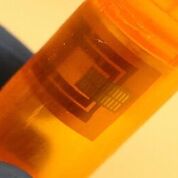 Imagen: La electrónica basada en papel detecta la manipulación de los pastilleros (Fotografía cortesía de KAUST).