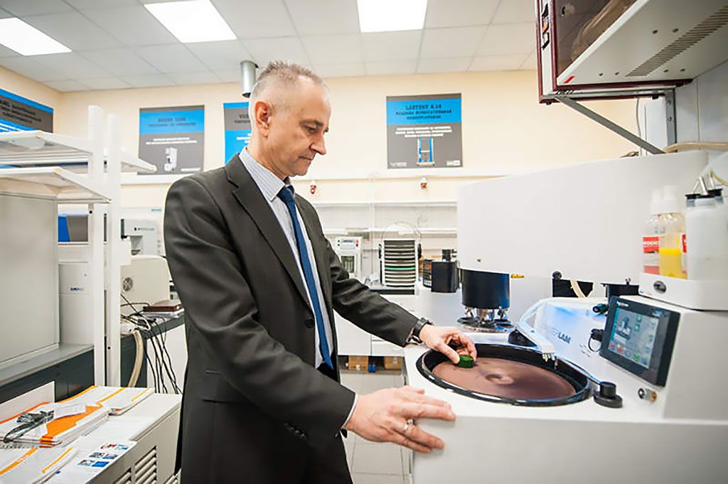 Imagen: Evgeny Gorelikov examinando imanes hechos de metales de las tierras raras (Fotografía cortesía del MiSiS) Imagen: Evgeny Gorelikov examinando imanes hechos de metales de las tierras raras (Fotografía cortesía del MiSiS)