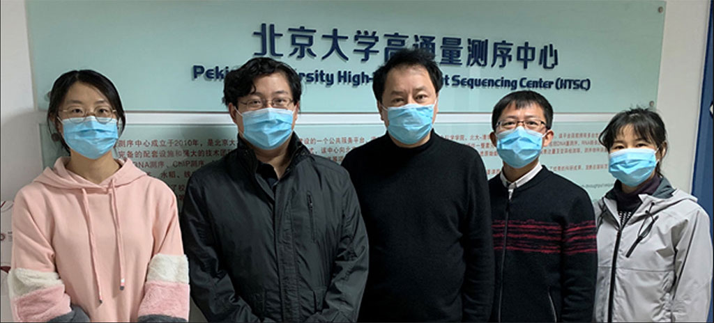 Imagen: Sunney Xie (en el medio) y algunos miembros de su equipo (Foto cortesía de la Universidad de Pekín)