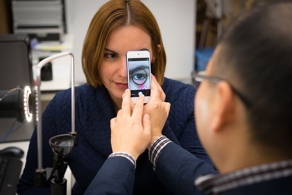 Imagen: El profesor Kim mientras usa la aplicación para teléfono inteligente para medir la hemoglobina (Fotografía cortesía de Vincent Walter/Universidad de Purdue)
