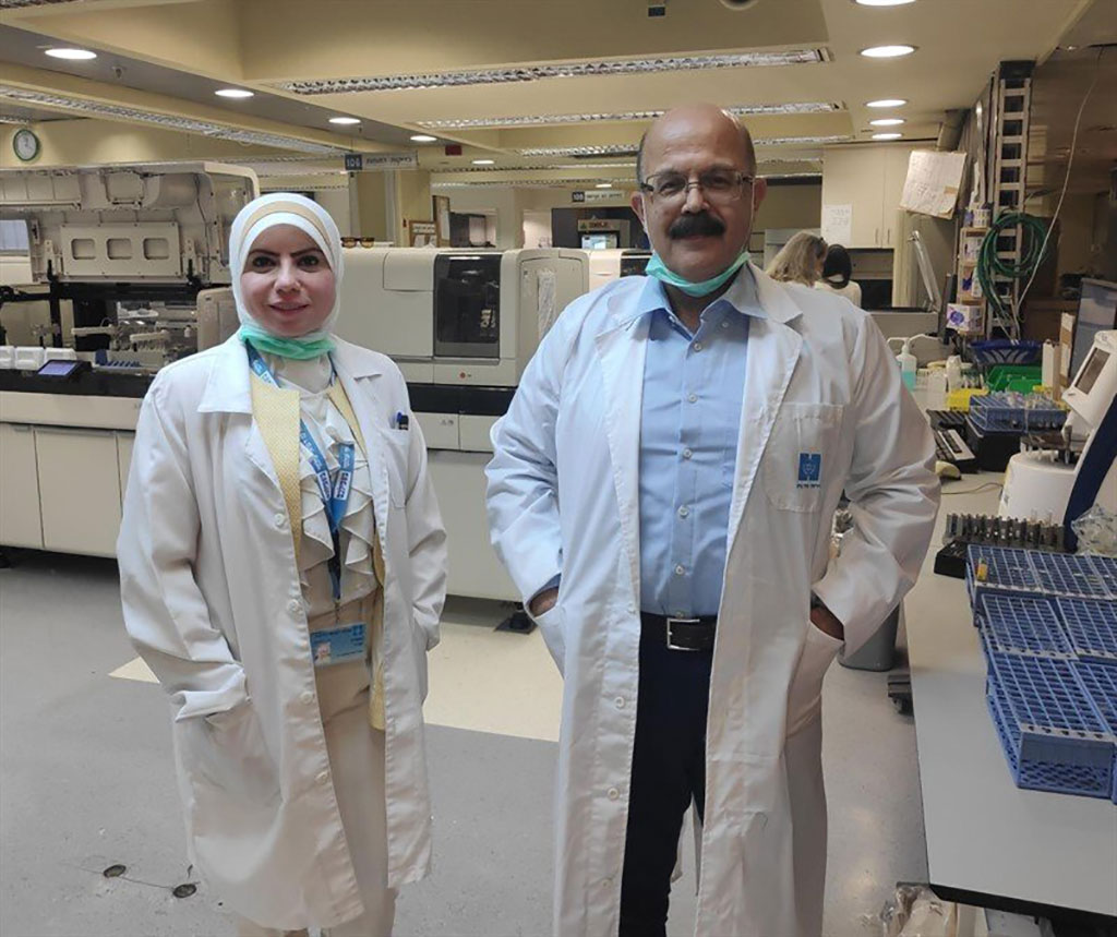 Imagen: El Prof. Higazi y la gerente del laboratorio, Suhair Abdee (Fotografía cortesía del Centro Médico de la Universidad Hadassah)