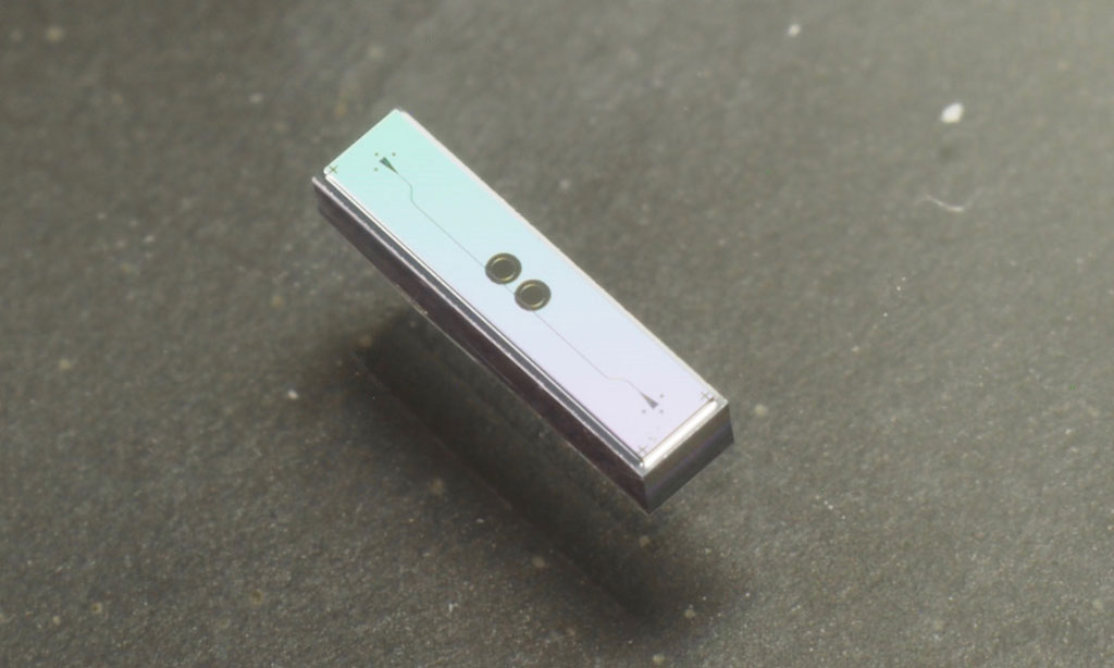 Imagen: Una iteración anterior de los sensores que se utilizan como parte de los nuevos chips ópticos desarrollados en el Laboratorio Miller (Fotografía cortesía del Laboratorio Miller)