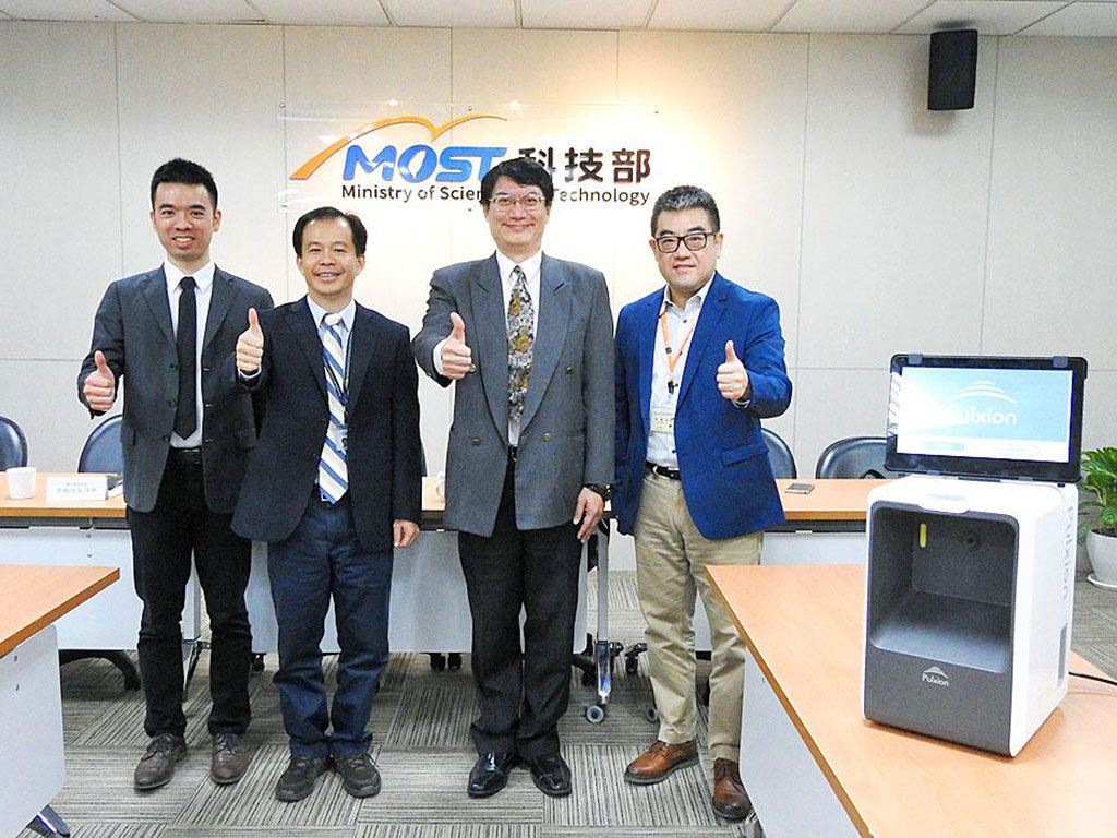Imagen: El director ejecutivo de Pulxion, Thomas Hsu (izq), y el cardiólogo Kao Hsien-li (der) con el dispositivo Pulstroke (Fotografía cortesía del Ministerio de Ciencia y Tecnología de Taiwán) Imagen: El director ejecutivo de Pulxion, Thomas Hsu (izq), y el cardiólogo Kao Hsien-li (der) con el dispositivo Pulstroke (Fotografía cortesía del Ministerio de Ciencia y Tecnología de Taiwán)