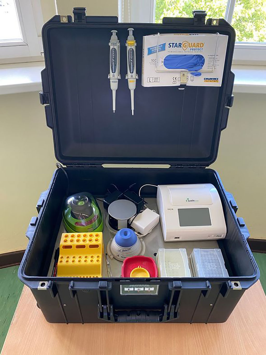 Imagen: Mini laboratorio portátil de maleta para la detección rápida del SARS-CoV-2 (Fotografía cortesía del Dr. Ahmed Abd El Wahed)