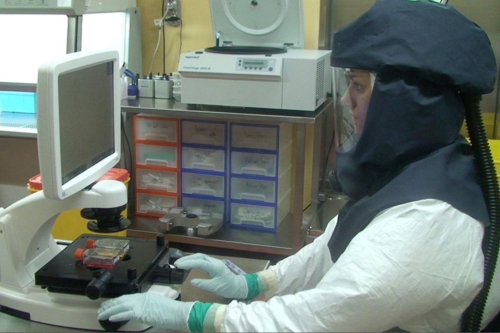Imagen: Un investigador trabaja en el laboratorio de alta seguridad del Instituto de Virología e Inmunología (Fotografía cortesía del IVI)