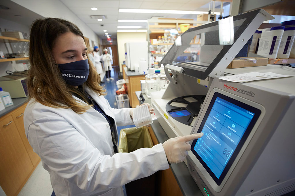 Imagen: Teresa Rozza, del Laboratorio de Genómica Clínica de Rockefeller, realiza pruebas de saliva de COVID-19 para toda la comunidad universitaria (Fotografía cortesía de Matthew Septimus)