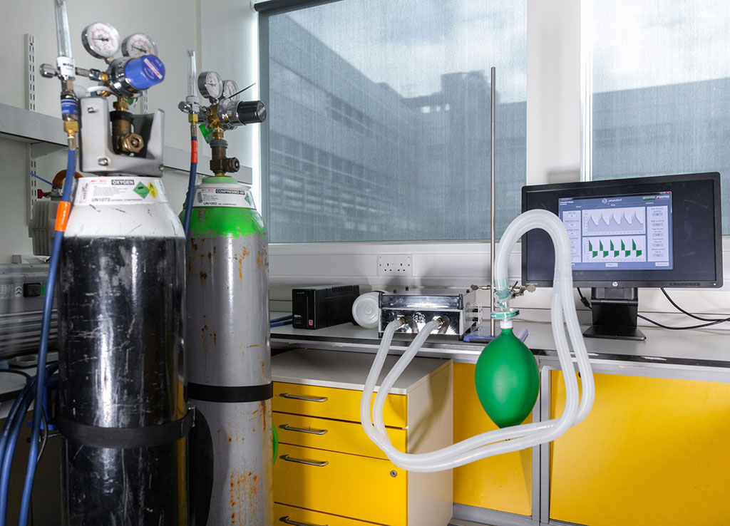 Imagen: Ventilador de emergencia de bajo costo para combatir el coronavirus diseñado por el equipo del Imperial (Fotografía cortesía del Colegio Imperial de Londres)